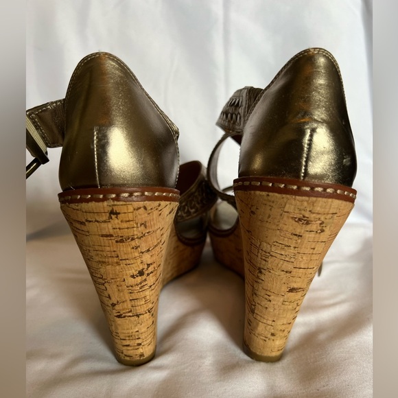 Beautiful Banana Republic “Old Gold” cork wedge sandals Size 6 1/2 - Picture 8 of 11